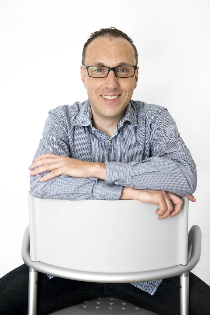 Didier Gabioud sur une chaise